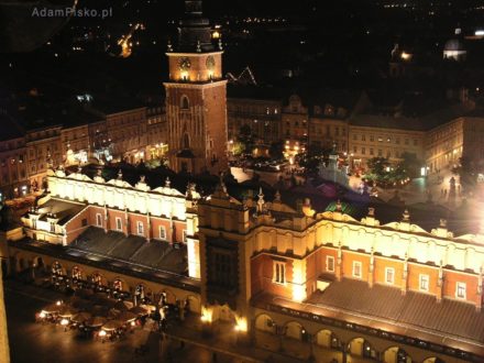 Kraków. Widok z Wieży Mariackiej na Sukiennice i Rynek Główny